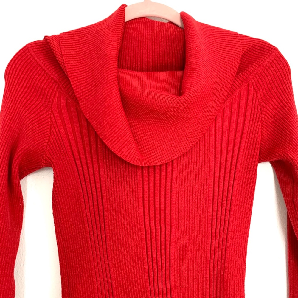 RED TURTLENECK SWEATER